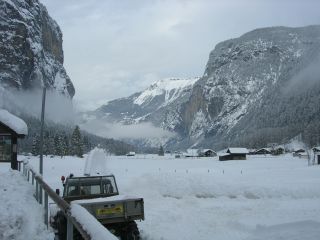 Schneeschleuder mit Nebelbank im klassischen U-Tal